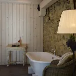 לינה וארוחת בוקר Sarffy House 4*
