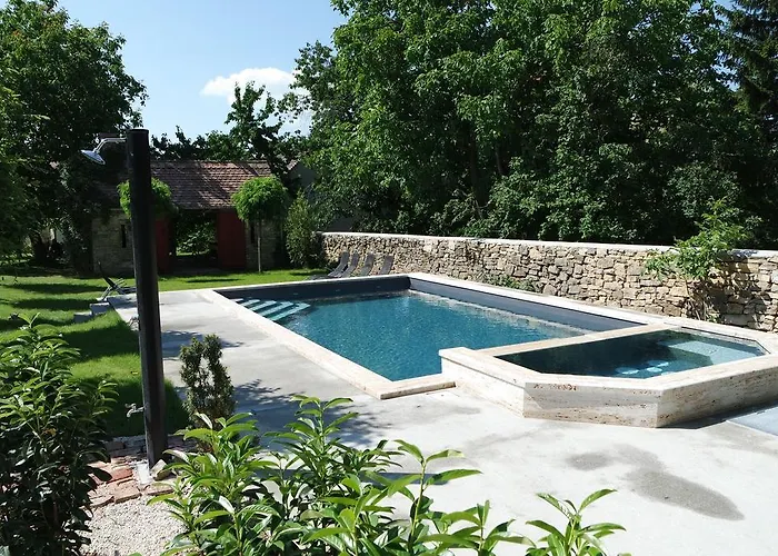 לינה וארוחת בוקר Sarffy House 4*