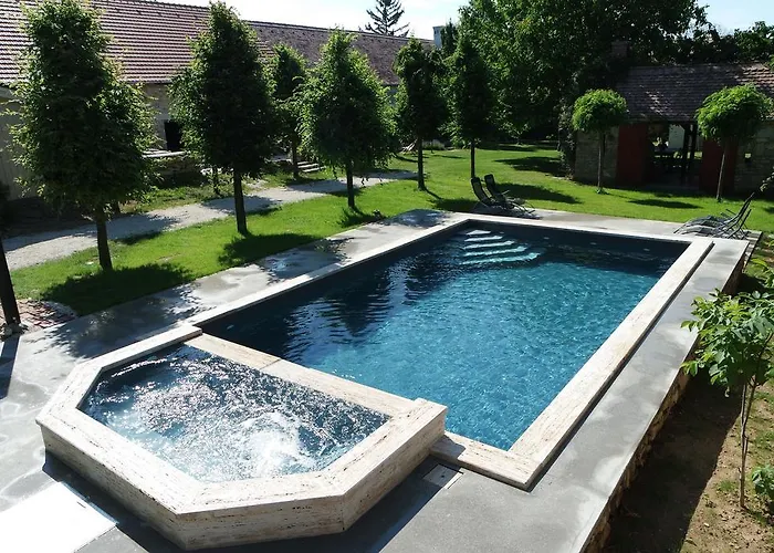 לינה וארוחת בוקר Sarffy House Dörgicse