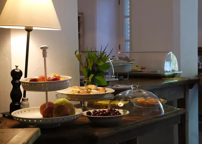 לינה וארוחת בוקר Sarffy House 4*