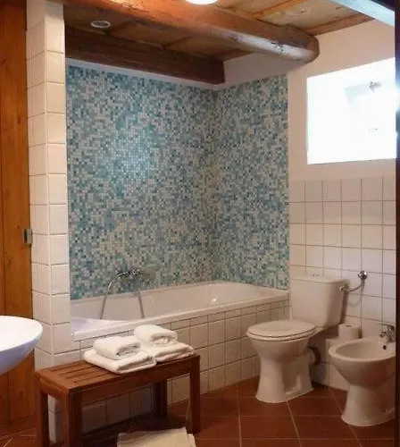 לינה וארוחת בוקר Sarffy House 4*