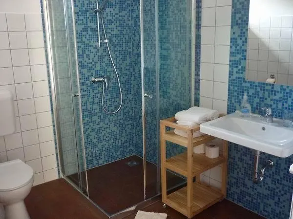 לינה וארוחת בוקר Sarffy House 4*