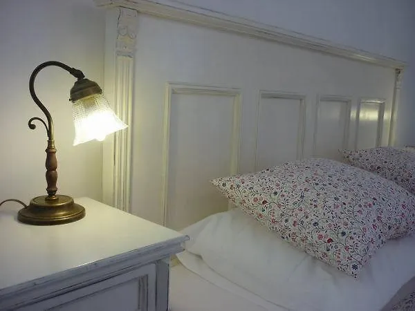 לינה וארוחת בוקר Sarffy House 4*