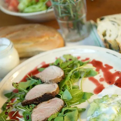 לינה וארוחת בוקר Sarffy House